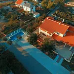 Nikaia * فير