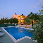 Nikaia * فير