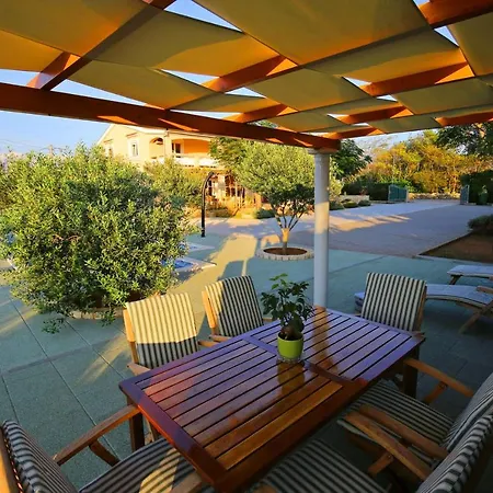 Nikaia Apartman *