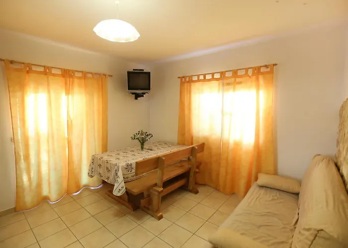 Nikaia Apartman Vir