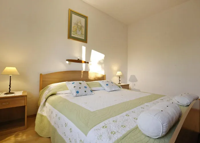 Nikaia Apartman Vir