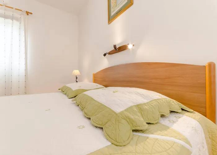 Nikaia Apartman Vir