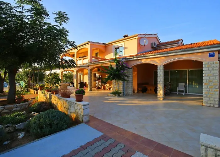 Nikaia Apartman Vir